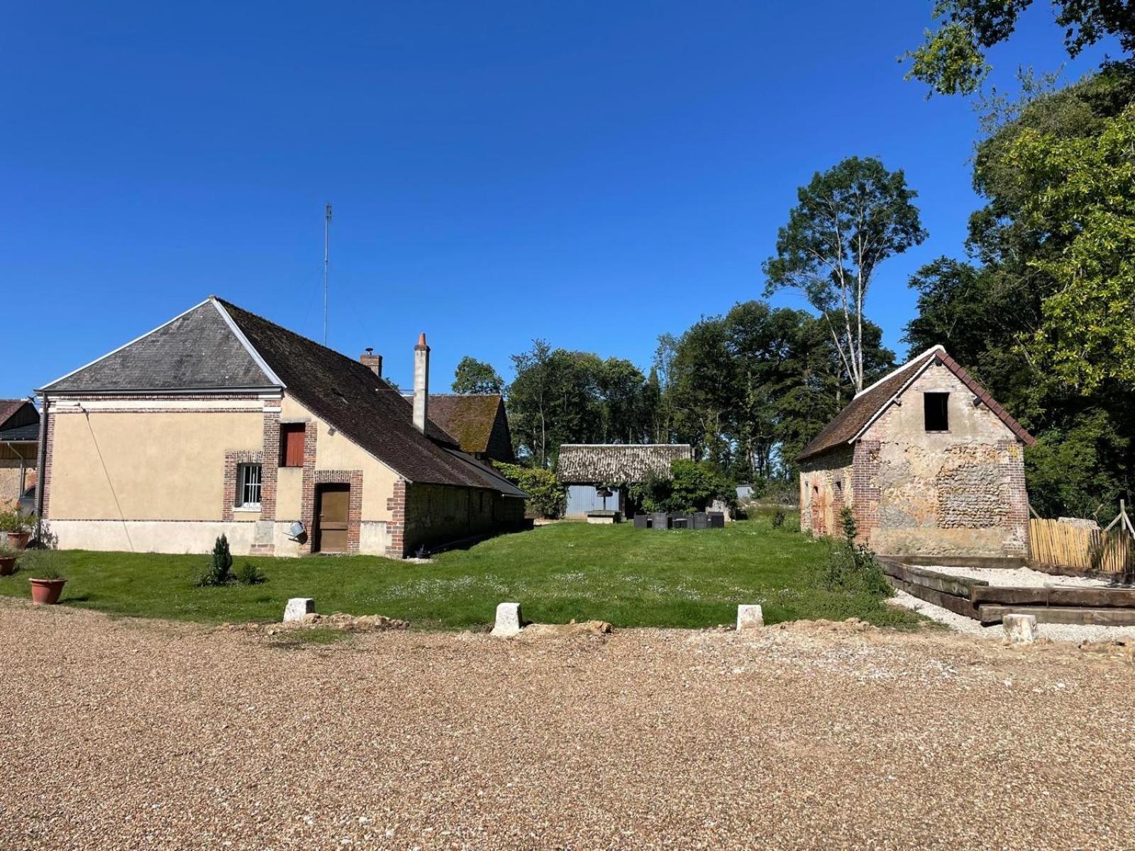 Gite A La Ferme De Sainte Radegonde Lanneray Exterior photo